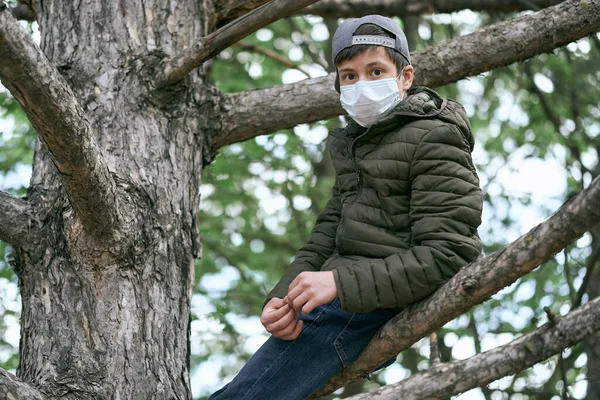 Tonårspojken Poserar Ett Träd Klädd Skyddande Ansiktsmask Begreppet Modernt Liv — Stockfoto