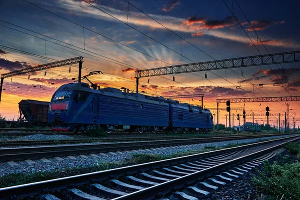 Eisenbahn Und Waggons Einem Wunderschönen Sonnenuntergang Dramatischem Himmel Und Sonnenlicht — Stockfoto