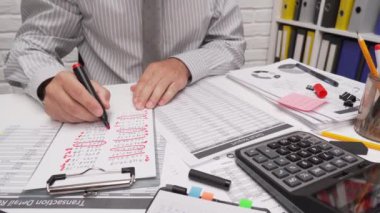 İş analizi ve muhasebe konsepti. Belge, hesap çizelgesi, hesap makinesi ve tablet bilgisayar kullanarak çalışan bir işadamı. Ofis masası kapanıyor.. 