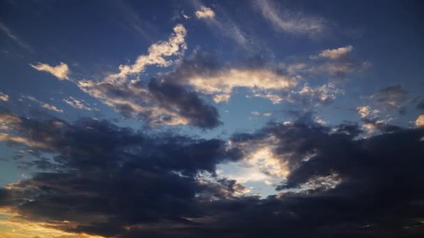 昼間の明るい空の時間経過背景としての美しい雲 — ストック動画