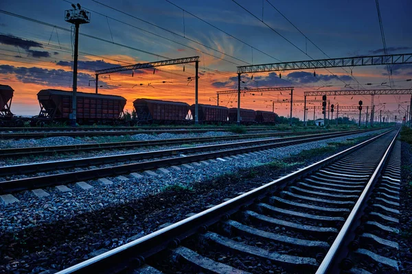 Eisenbahn Und Waggons Einem Wunderschönen Sonnenuntergang Dramatischem Himmel Und Sonnenlicht — Stockfoto