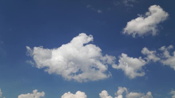 timelapse d'un ciel lumineux pendant la journée, de beaux nuages comme arrière-plan