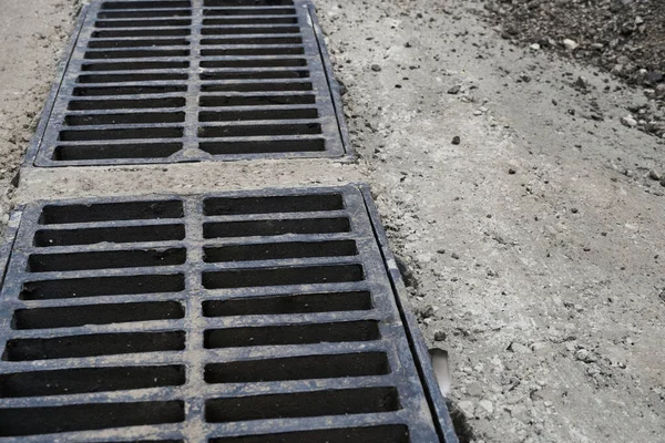 Yolda Kaldırımda Yeni Yağmur Suyu Izgarası Beton Döşeme Şiddetli Yağmurda — Stok fotoğraf