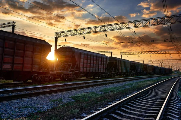 Σιδηροδρομικά Και Σιδηροδρομικά Αυτοκίνητα Ένα Όμορφο Ηλιοβασίλεμα Δραματικό Ουρανό Και — Φωτογραφία Αρχείου