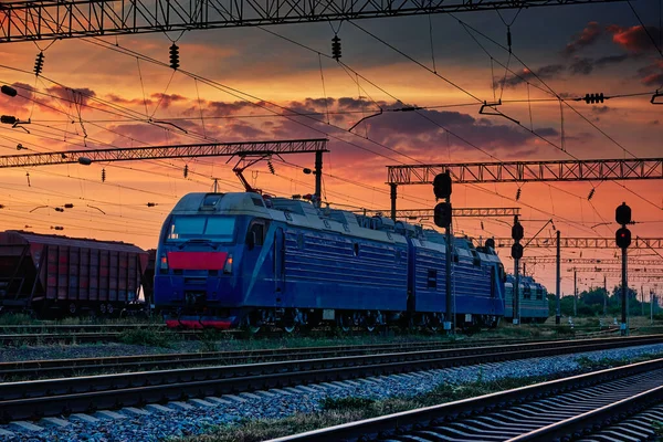 Vagones Tren Ferrocarril Una Hermosa Puesta Sol Cielo Dramático Luz — Foto de Stock