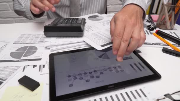 Geschäftsanalyse Und Buchhaltungskonzept Geschäftsmann Arbeitet Mit Dokument Tabellenkalkulation Taschenrechner Tablet — Stockvideo
