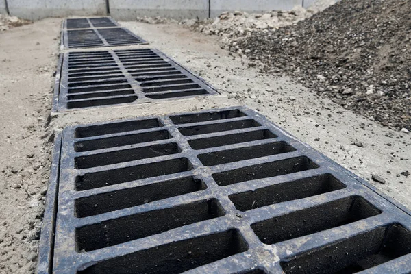 Nova Grade Água Chuva Estrada Calçada Instalação Concreto Sistema Esgoto — Fotografia de Stock