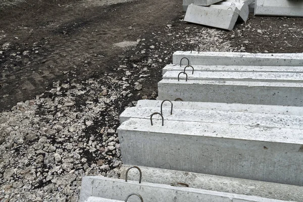 Nya Betongblock Och Trottoarkanter För Vägbyggen — Stockfoto