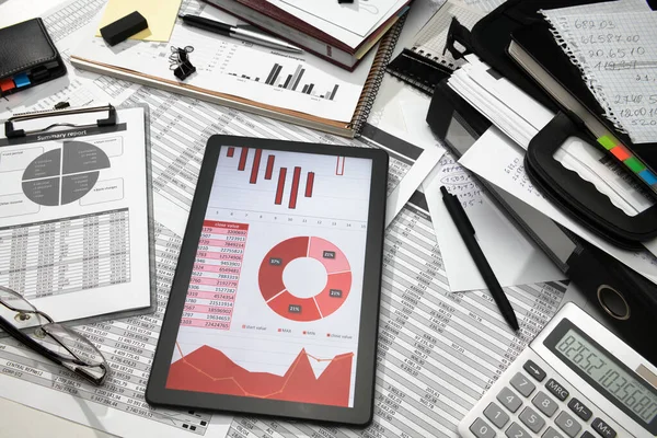 Business Office Desk Closeup Táblagépek Táblázatokkal Grafikonokkal Képernyőn Pénzügyi Jelentések — Stock Fotó