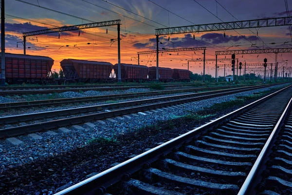 Eisenbahn Und Waggons Einem Wunderschönen Sonnenuntergang Dramatischem Himmel Und Sonnenlicht — Stockfoto