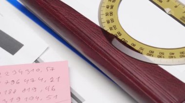 İş yeri çalışma masası kapanışı - analiz ve muhasebe verileri ile finansal dağılmalar ve raporlar, belge seti, muhasebe tutmak için çeşitli öğeler