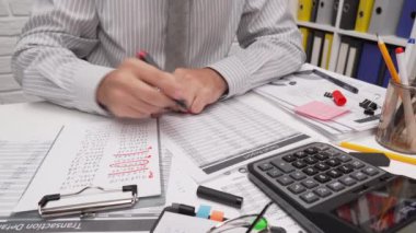 İş analizi ve muhasebe konsepti. Belge, hesap çizelgesi, hesap makinesi ve tablet bilgisayar kullanarak çalışan bir işadamı. Ofis masası kapanıyor.. 