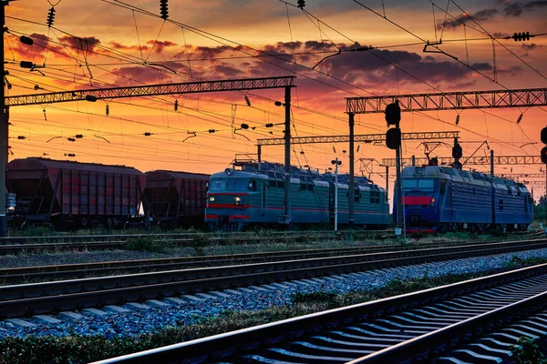 美しい夕日と劇的な空と太陽の下での鉄道車両や鉄道車両 — ストック写真