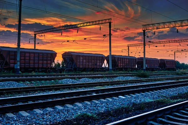 Vagões Ferroviários Ferroviários Belo Pôr Sol Céu Dramático Luz Solar — Fotografia de Stock