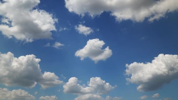 昼間の明るい空の時間経過背景としての美しい雲 — ストック動画