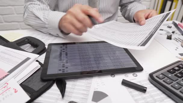 비즈니스 스프레드시트 계산기 태블릿 사용하는 사업가 사무실 — 비디오
