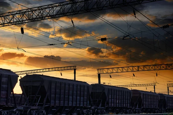 Ferrocarril Coches Una Hermosa Puesta Sol Cielo Dramático Luz Del — Foto de Stock