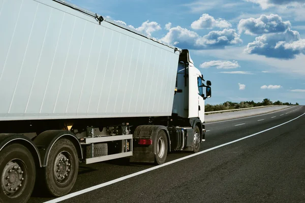 Vrachtwagen Weg Zijaanzicht Lege Ruimte Een Witte Container Concept Van — Stockfoto