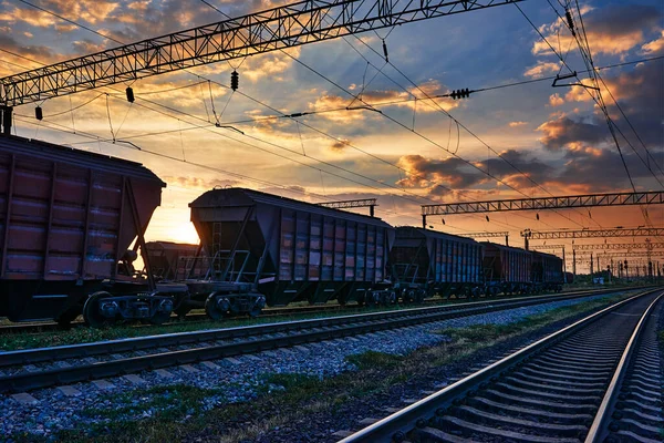 Jernbane Skinnevogner Vakker Solnedgang Dramatisk Himmel Sollys – stockfoto