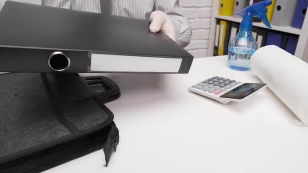 Ofis Masasını Temizleme Dezenfekte Etme Kavramı Bir Işadamı Işyerini Bilgisayar — Stok video