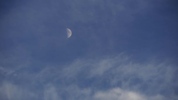 Timelapse Bulan Dan Langit Biru Dengan Awan Lembut — Stok Video