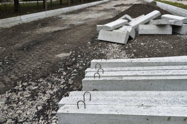 yol yapımı için yeni beton bloklar ve kaldırımlar