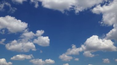 Gün boyunca parlak bir gökyüzünün zamanı, arka plan olarak güzel bulutlar