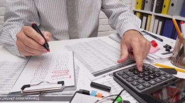 İş analizi ve muhasebe konsepti. Belge, hesap çizelgesi, hesap makinesi ve tablet bilgisayar kullanarak çalışan bir işadamı. Ofis masası kapanıyor.. 