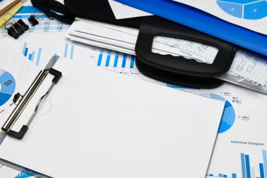 İş yeri masası kapanış - mali raporlar, analiz ve muhasebe, belgeler, tablolar ve grafikler, muhasebe tutmak için çeşitli öğeler, hesap makinesi