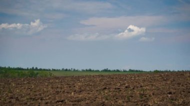 Parlak güneşli bir günün saban ve mavi gökyüzü, toprak ve bulutları - tarım kavramı