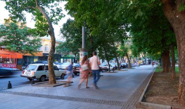 Odessa, Ukrayna - 4 Ağustos 2020: Katedral meydanı ve şehir parkı yakınlarındaki Preobrazhenskaya Caddesi, yeşil ağaçlar ve insanlar, araba trafiği olan yol