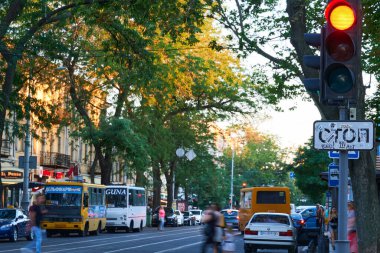 Odessa, Ukrayna - 4 Ağustos 2020: Katedral meydanı ve şehir parkı yakınlarındaki Preobrazhenskaya Caddesi, yeşil ağaçlar ve insanlar, araba trafiği olan yol
