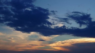 Günbatımında gökyüzü zaman akıp gidiyor. Güzel bulutlar arka planda.
