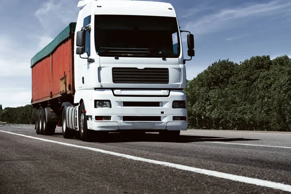 道路上的卡车 前视镜 红色集装箱上的空空间 货物运输的概念 卡车运输业 — 图库照片