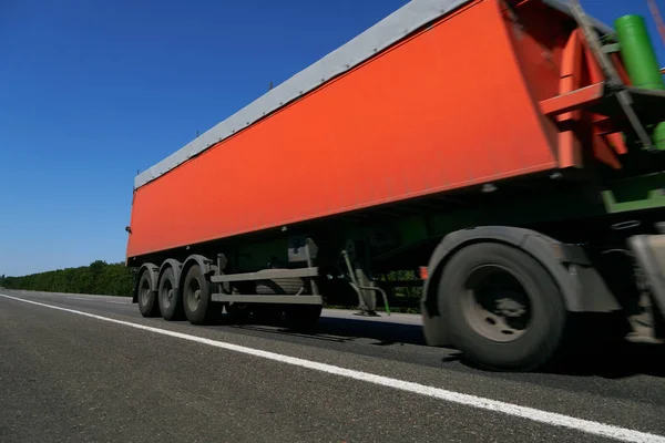 Lastbil Vägen Sidovy Tomt Utrymme Röd Behållare Begreppet Lasttransport Lastbilsindustrin — Stockfoto