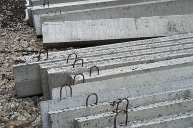 yol yapımı için yeni beton bloklar ve kaldırımlar