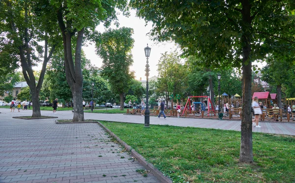 Odessa ウクライナ 2020年8月4日 大聖堂広場 夏の夜の都市公園の子供の遊び場 両親と一緒に子供たちがリラックスして遊ぶ 通りの写真 — ストック写真