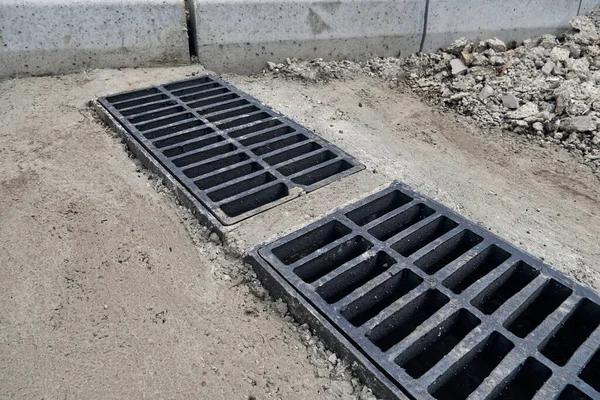 Nueva Rejilla Agua Lluvia Carretera Acera Instalación Hormigón Sistema Alcantarillado —  Fotos de Stock