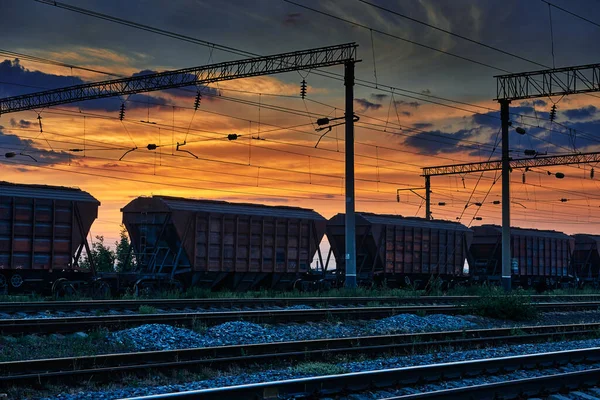 Eisenbahn Und Waggons Einem Wunderschönen Sonnenuntergang Dramatischem Himmel Und Sonnenlicht — Stockfoto