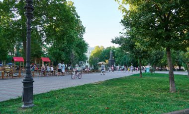Odessa, Ukrayna - 4 Ağustos 2020: Katedral meydanındaki çocuk parkı, yaz akşamı, aileleri ile birlikte çocuklar rahatlar ve oynarlar, sokak fotoğrafları