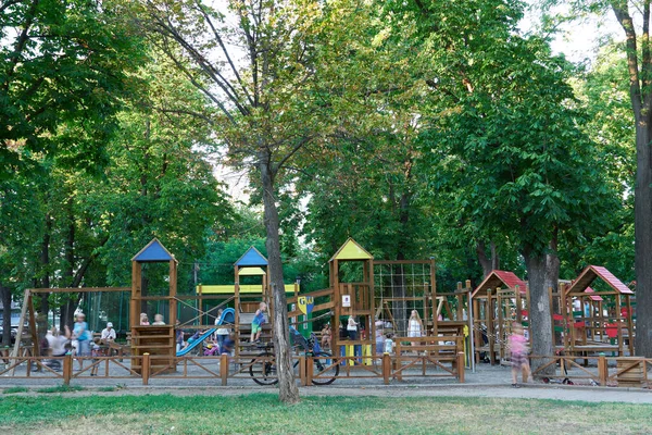 우크라이나 오데사 2020 대성당 광장에 공원의 어린이 놀이터 부모와 어린이들 — 스톡 사진