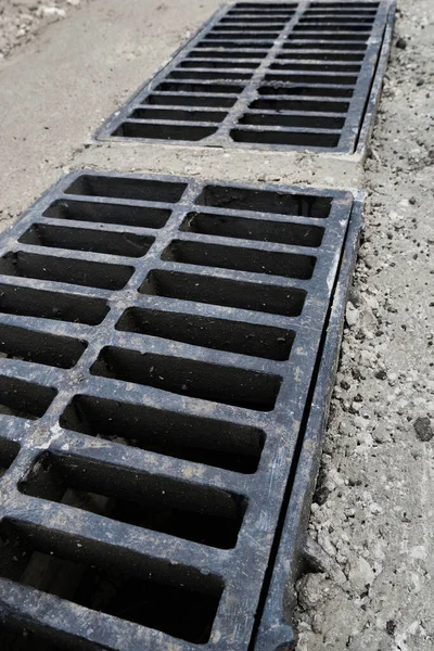 Nueva Rejilla Agua Lluvia Carretera Acera Instalación Hormigón Sistema Alcantarillado —  Fotos de Stock