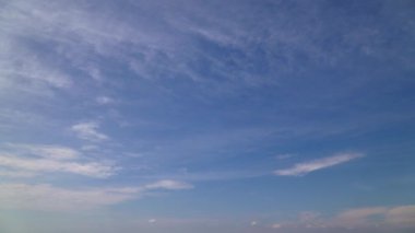 Gün boyunca parlak bir gökyüzünün zamanı, arka plan olarak güzel bulutlar