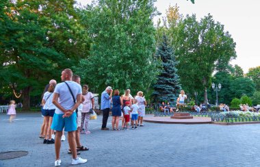 Odessa, Ukrayna - 4 Ağustos 2020: Şehir Parkı, 12. sandalyenin anıtıyla fotoğraf çekmek isteyen insanların oluşturduğu kuyruk.