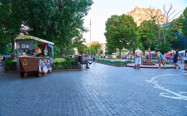 乌克兰敖德萨 2020年8月4日 城市公园 一排想与第十二把椅子纪念碑 纪念品店和在公园休息的人合影的人 — 图库照片