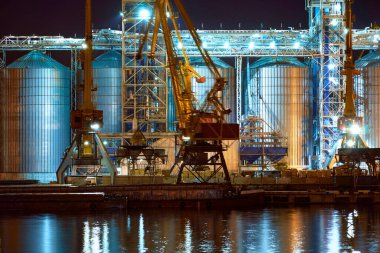 Geceleyin sanayi limanının görüntüsü - yükleme ve boşaltmayı bekleyen gemiler, deniz yoluyla kargo taşımacılığı