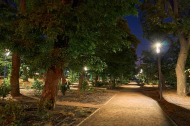 Ukrayna 'nın Odessa şehrindeki Yunan Parkı gece görüşü, Potemkin merdivenleri ve Primorskiy bulvarı yakınlarında.