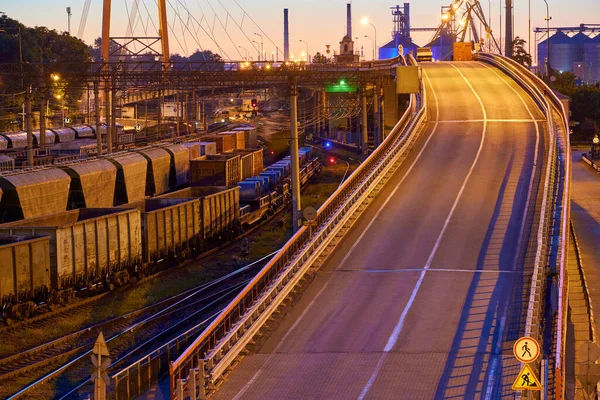 夕方の工業港の眺め 鉄道やワゴンは海上輸送のために船に商品を届けます — ストック写真