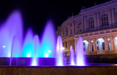Ukrayna 'nın Odessa şehrindeki Opera binasının gece manzarası. Güzel şehir parkı ve sokak aydınlatması
