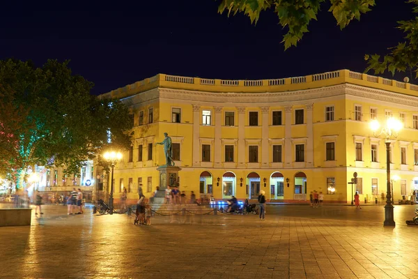 Odessa 'nın merkezindeki Duc de Richelieu Anıtı' nda halk ve turistler